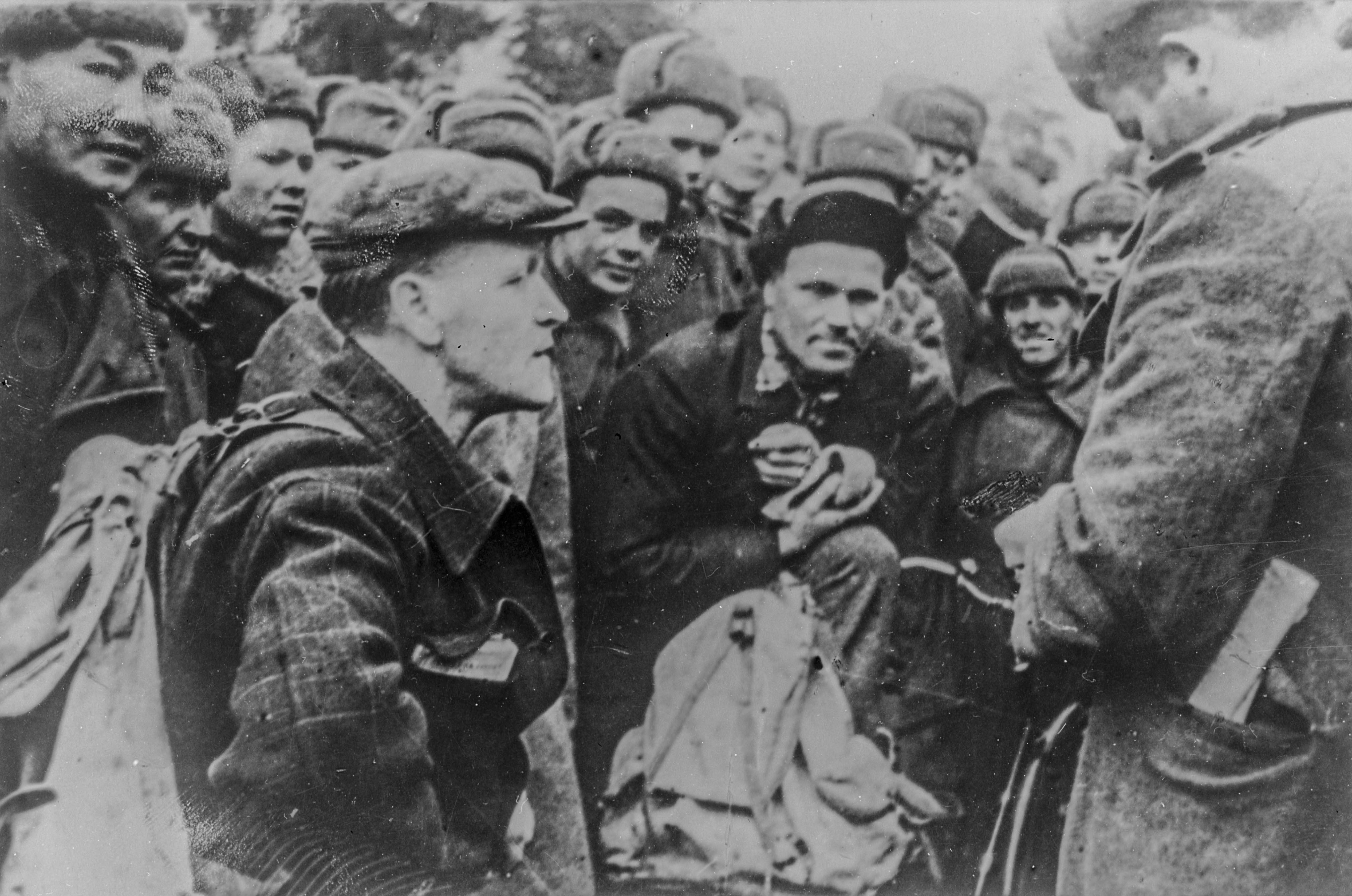 - In Oslo, we were very worried about whether the Russians would withdraw following the liberation of Finnmark county in the north. And they did, Thorvald Stoltenberg says. (The photo shows Russian soldiers meeting Norwegian sivilians during the liberation of Finnmark in November 1944. Photo: Riksarkivet/The Norwegian National Archive).
