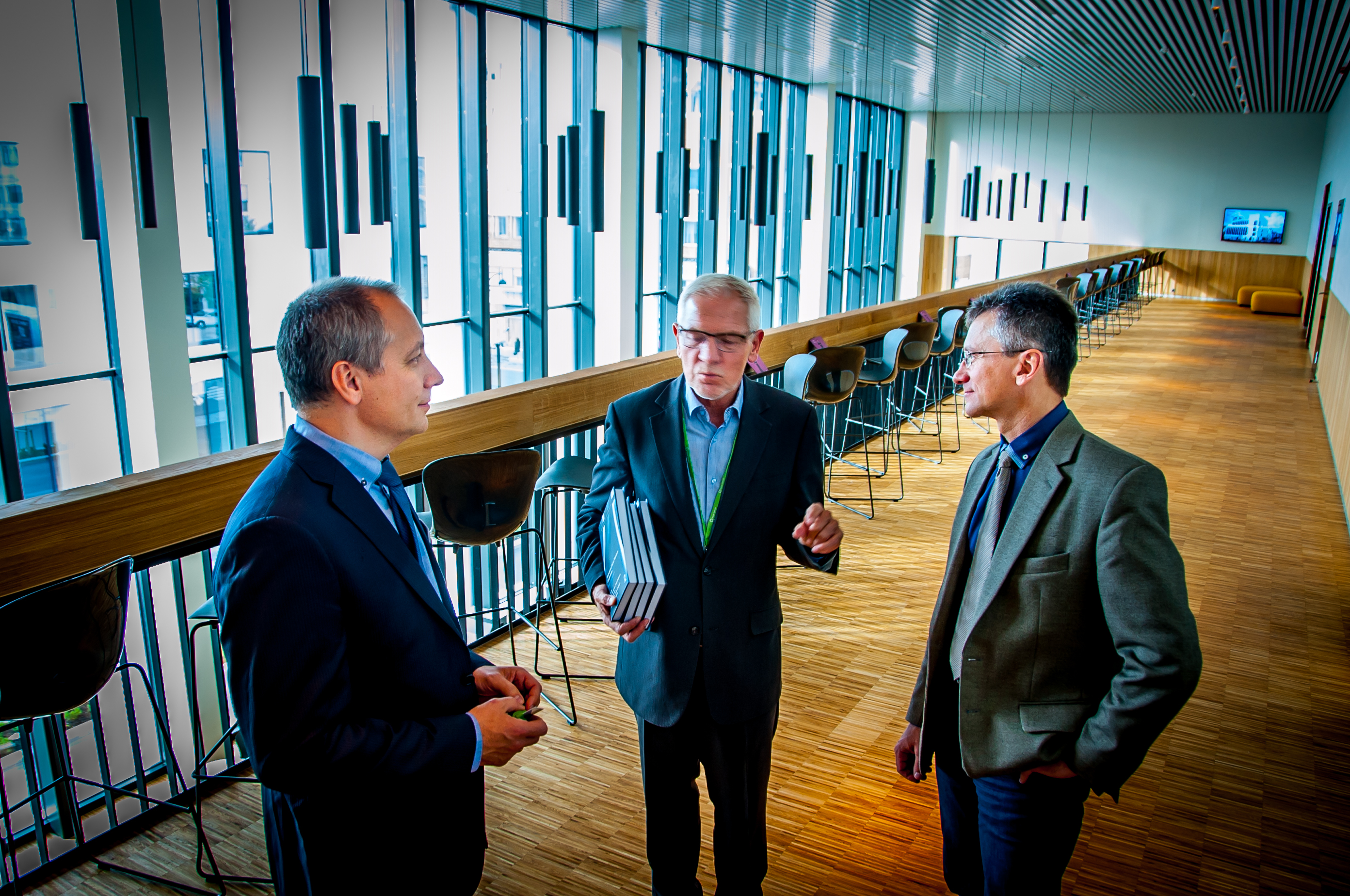 Boken «International Arctic Petroleum Cooperation – Barents Sea scenarios» handler om framtidstanker omkring Norsk-Russiske muligheter og utfordringer Barentshavet. Forskere fra Universitetet i Stavanger, Bodø og Moskva, Norsk Utenrikspolitisk Institutt (NUPI) og Aquaplan Niva har i et historisk sett unikt samarbeid på tvers av to kulturer, sett på tre ulike fremtidsbilder i Barentshavet. Frode Mellemvik, Anatoli Bourmistrov og Alexei Bambulyak diskuterer forskningen. (Foto: Christine karijord