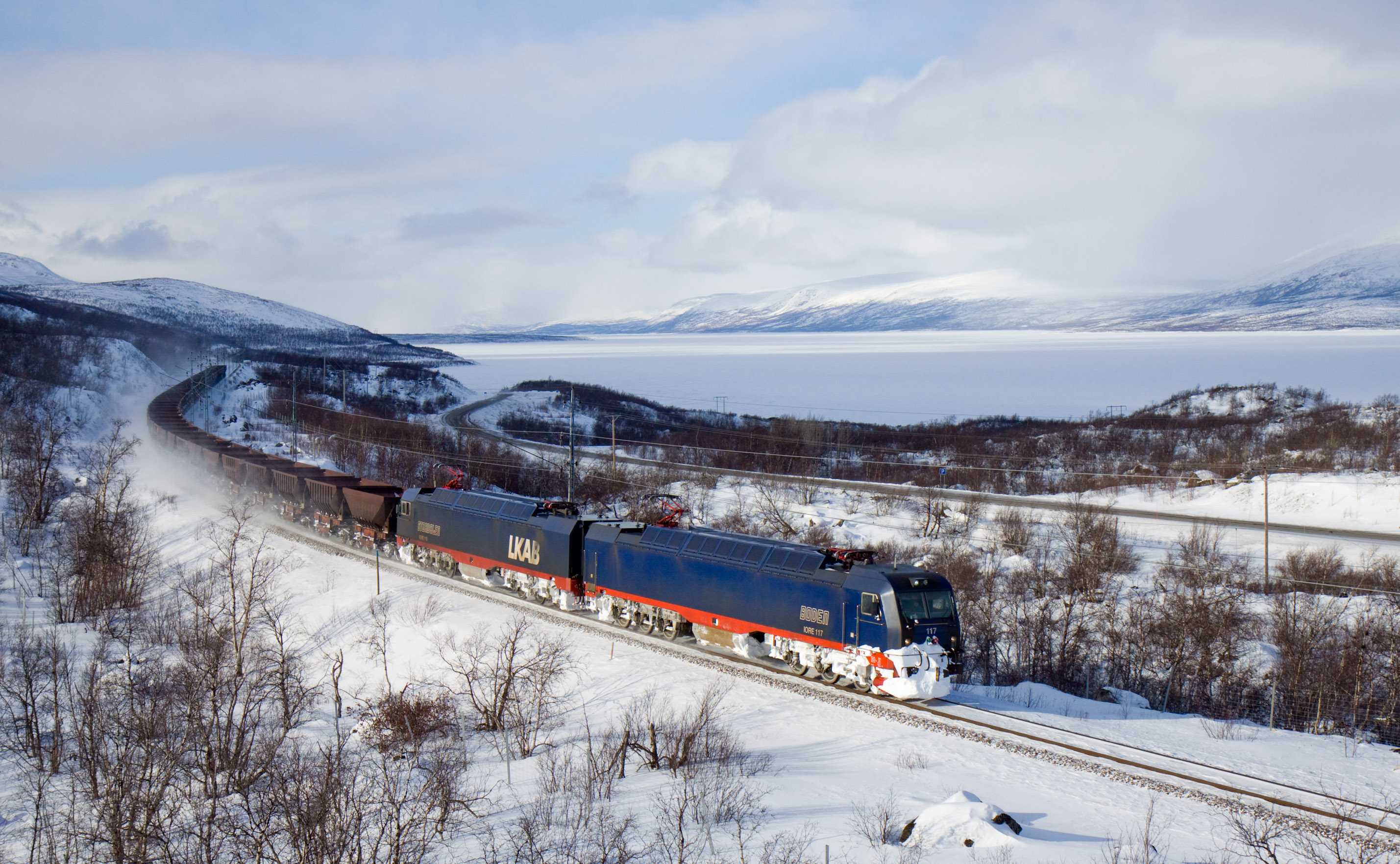 Malmtogene mellom Kiruna og Narvik har hatt enorm betydning for samfunnsliv, politikk og næringsliv i både Norge og Sverige. (Foto: David Gubler (http://www.bahnbilder.ch)/CC BY 3.0)