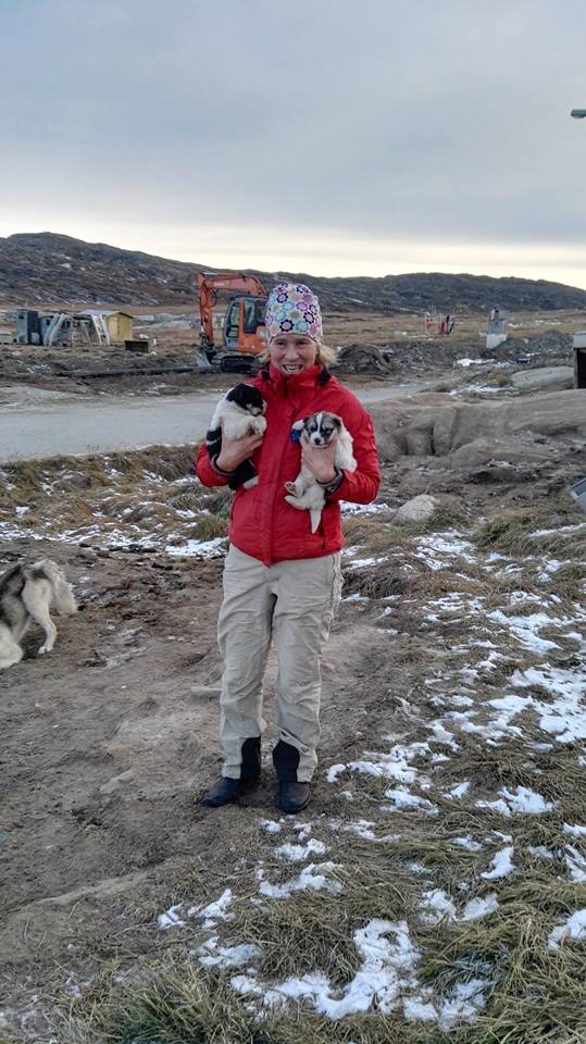 Professor of community medicine Johanne Sundby of the University of Oslo spends her free time on Greenland meeting people – and Greenland dogs. (Photo: Private)