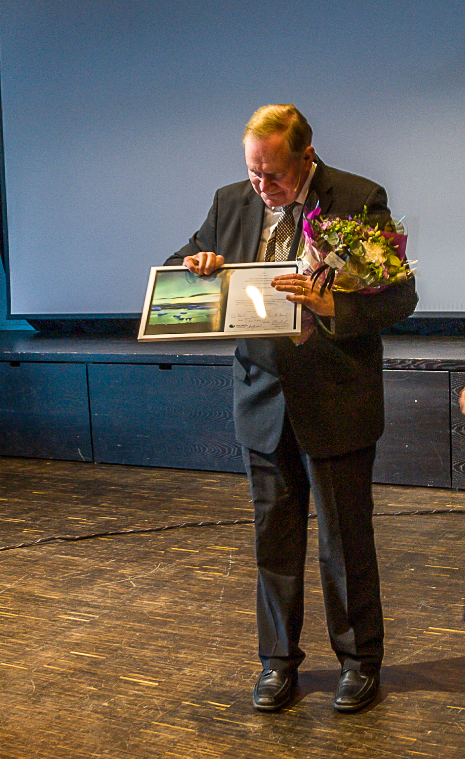 Her mottar en rørt Paavo Lipponen prisenHigh North Hero 2016. (Foto: Christine Karijord)