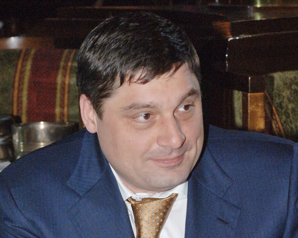 Mikhail Shishkhanov eier Asokerco Trading Limited LLC - som kjøpte DnB ut av engasjementrene i Russland. Morten Støver (under) satt i styret i den DNB-eide banken.