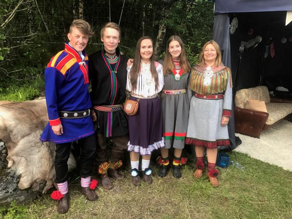 Sami Guides Henrik Halvari, Dan-Jonas Danielsen Sparrok, Maren Benedicte Storslett and Anne-Marja Kristine Jannok-Joma together with State Secretary Anne Karin Olli of the Norwegian Ministry for Local Government and Modernisation. (Photo: Norwegian government/www.regjeringen.no)