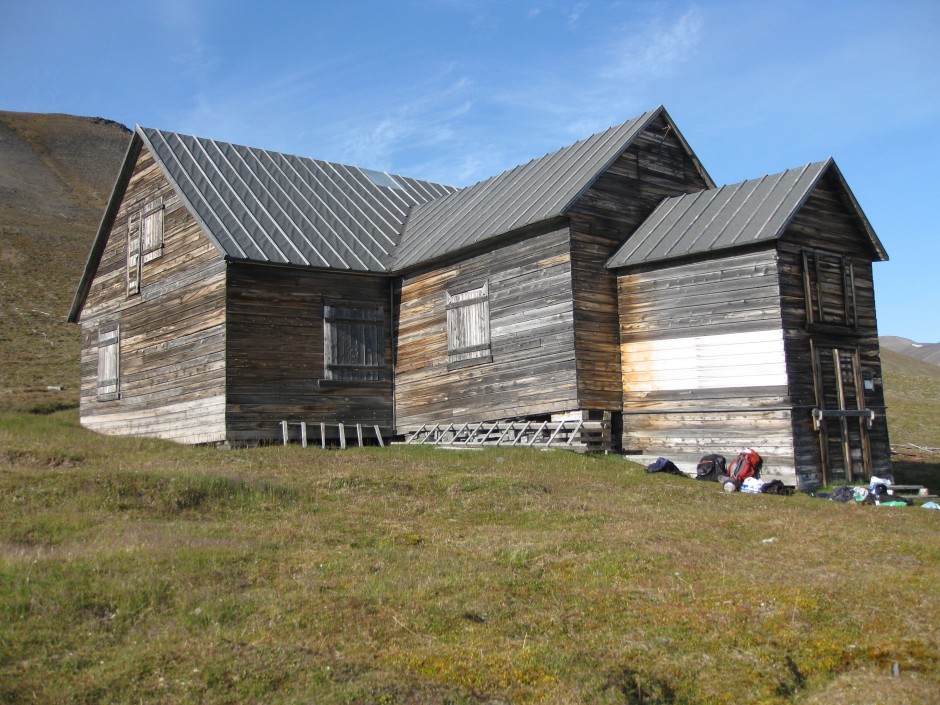 The Swedish House is a well-known cultural heritage object on Svalbard. When the permafrost thaws, it runs the risk of being decomposed by rot. (Photo: NIKU)