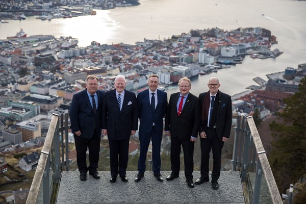 During a two-day meeting in Bergen earlier this week, the Nordic defense ministers also discussed the opportunities for joint technology development. From the left: Claus Hjort Fredriksen (Denmark), Arnor Sigurjonsson (Iceland), Frank Bakke-Jensen (Norway), Peter Hultqvist (Sweden), Jukka Juusti (Finland). (Photo: Marius Vågenes Villanger, Norwegian Marine Forces)